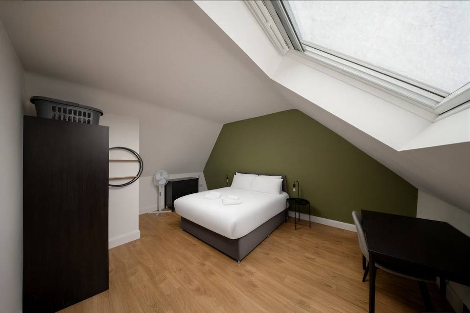 Spacious and quiet primary bedroom