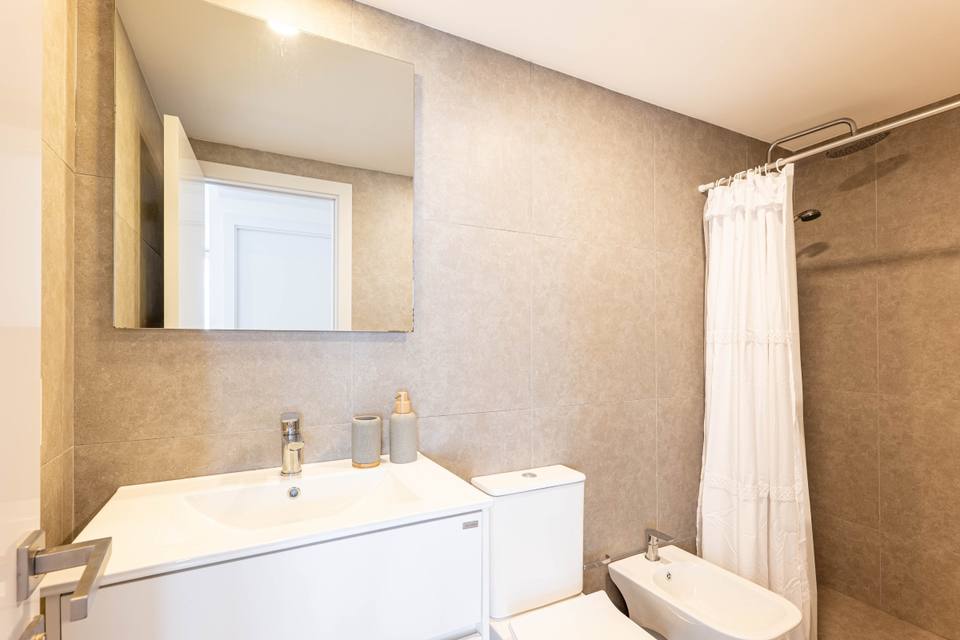 Dormitorio principal con ventanal de piso a techo