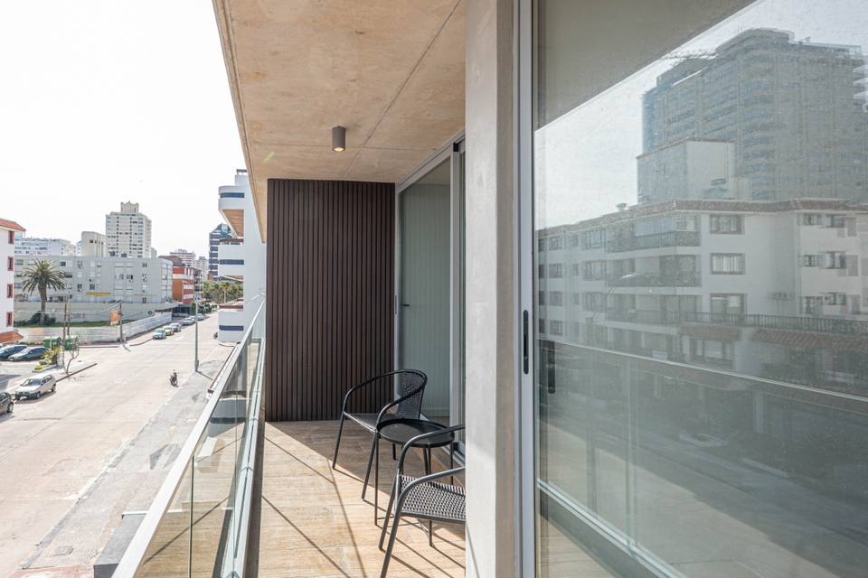 Balcón terraza con sol de tarde