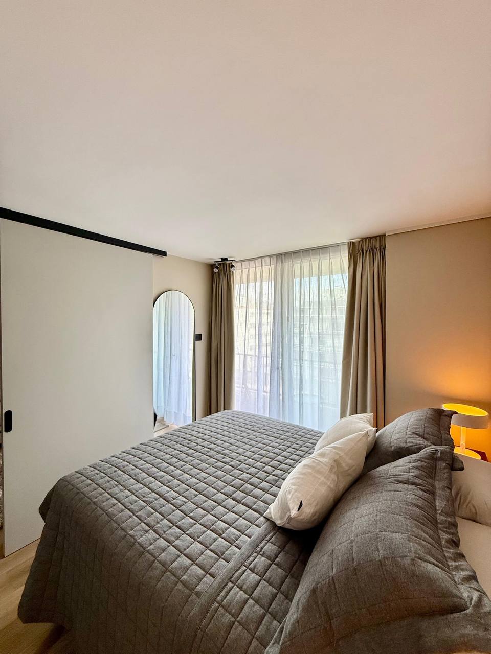 Dormitorio principal con cama king y diseño cálido