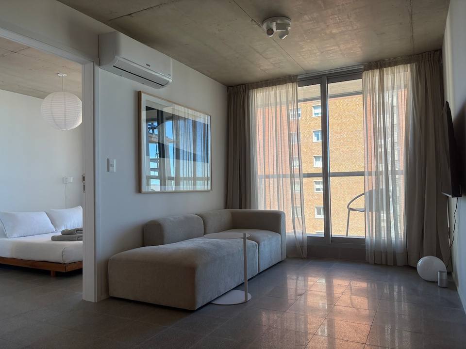 Living moderno con mucha luz natural