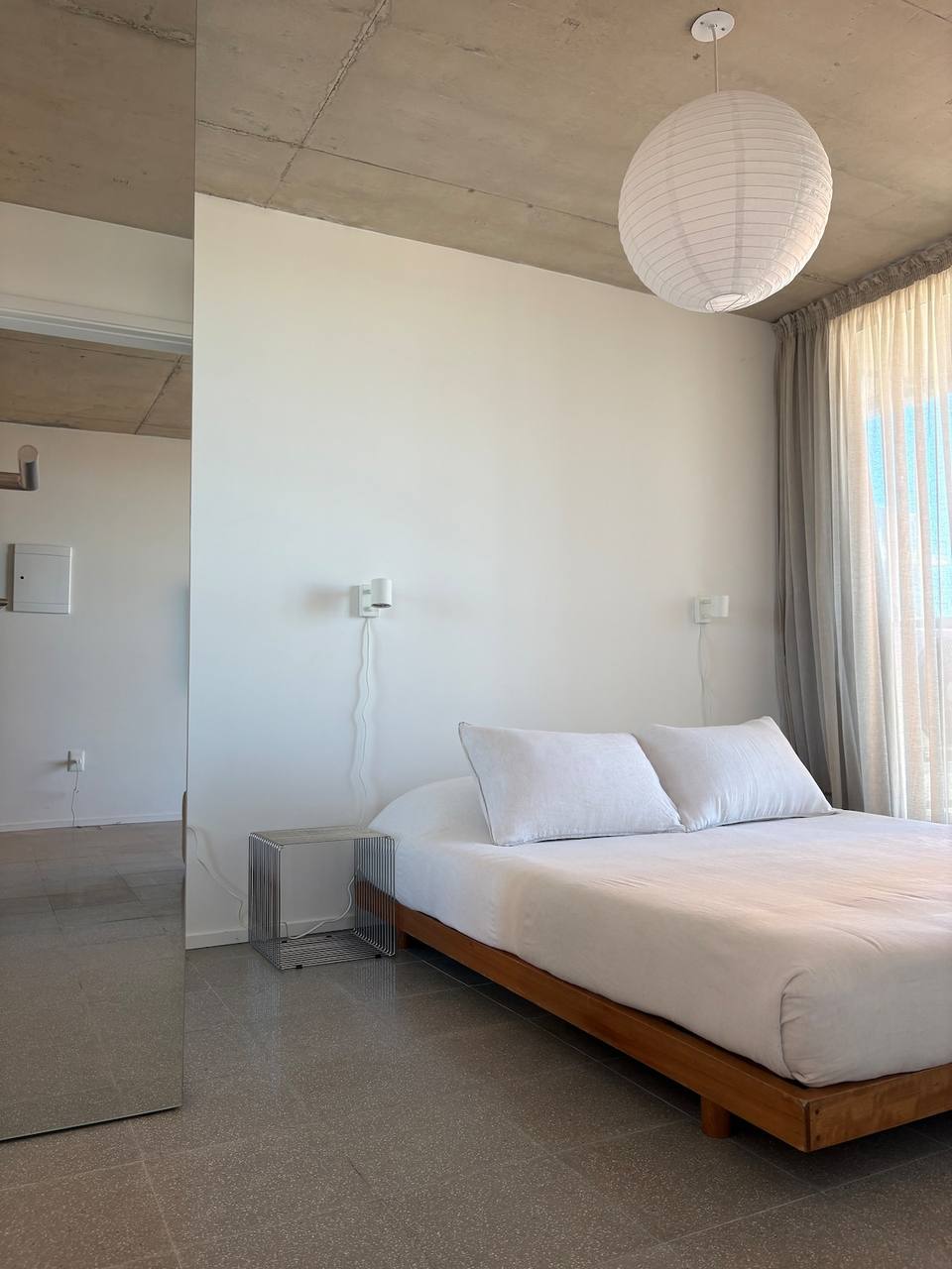 Dormitorio principal con cama queen