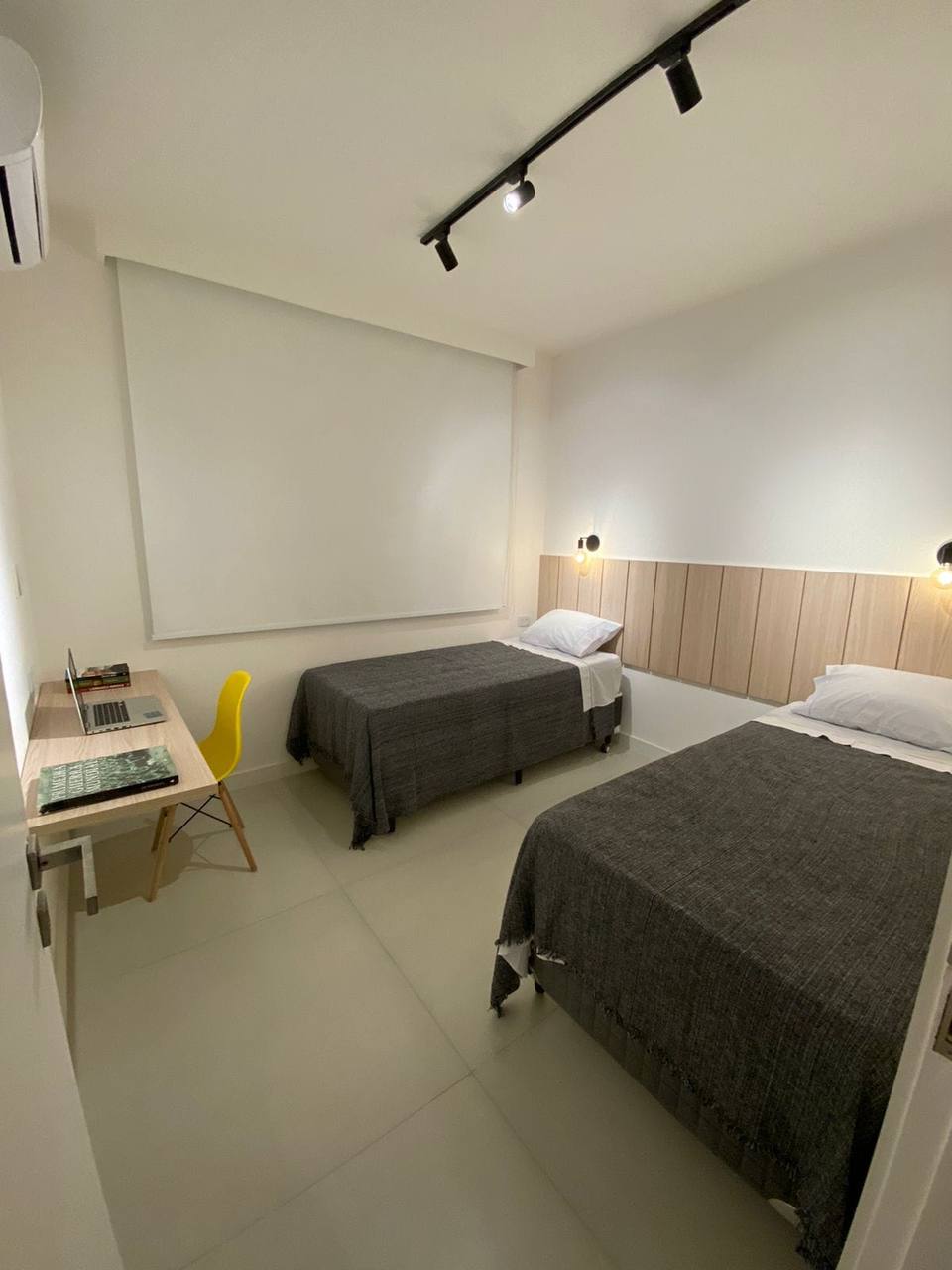 Segundo dormitorio con camas individuales y escritorio