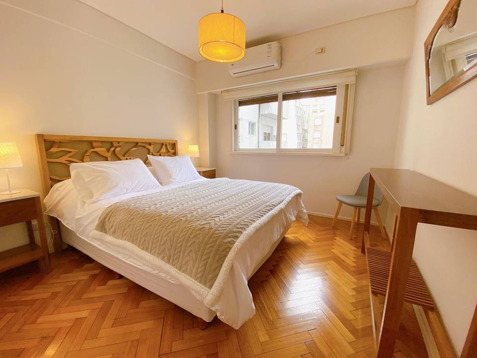Dormitorio principal con cama queen