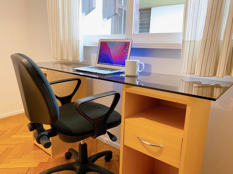 Espacio de trabajo cómodo cerca de la ventana