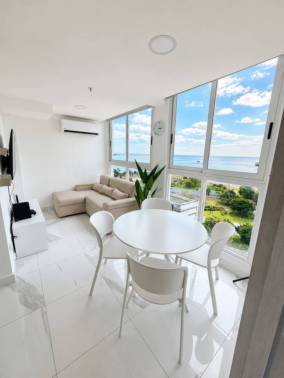 Sala de estar luminosa con vistas panorámicas al mar