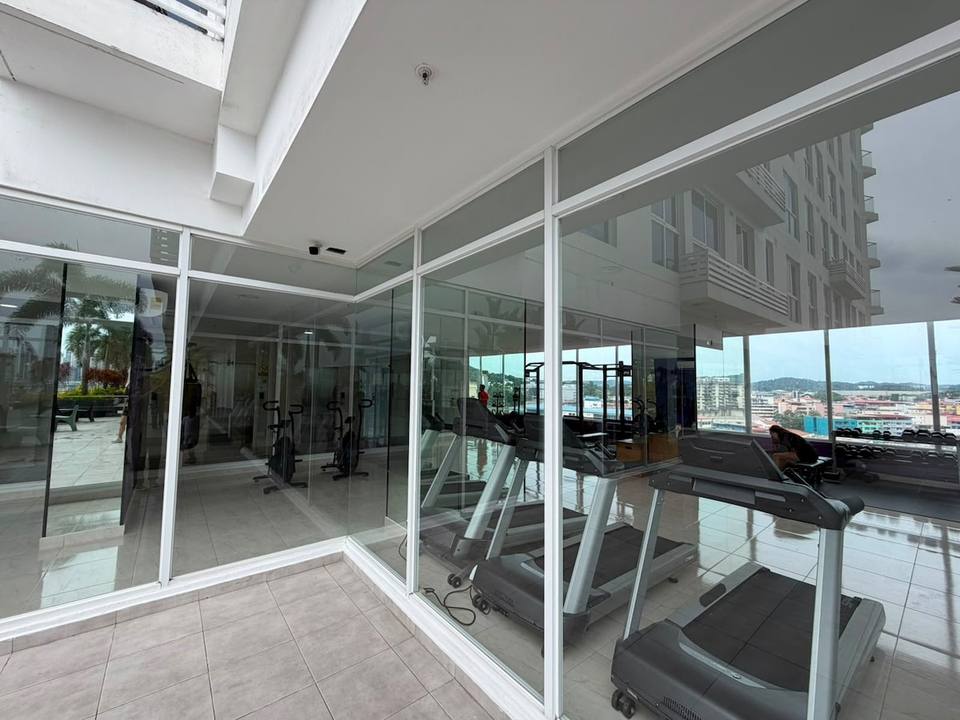 Gimnasio moderno totalmente equipado