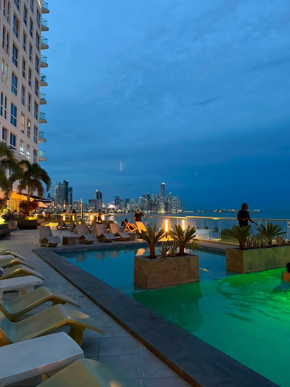 Piscina y áreas sociales iluminadas al atardecer
