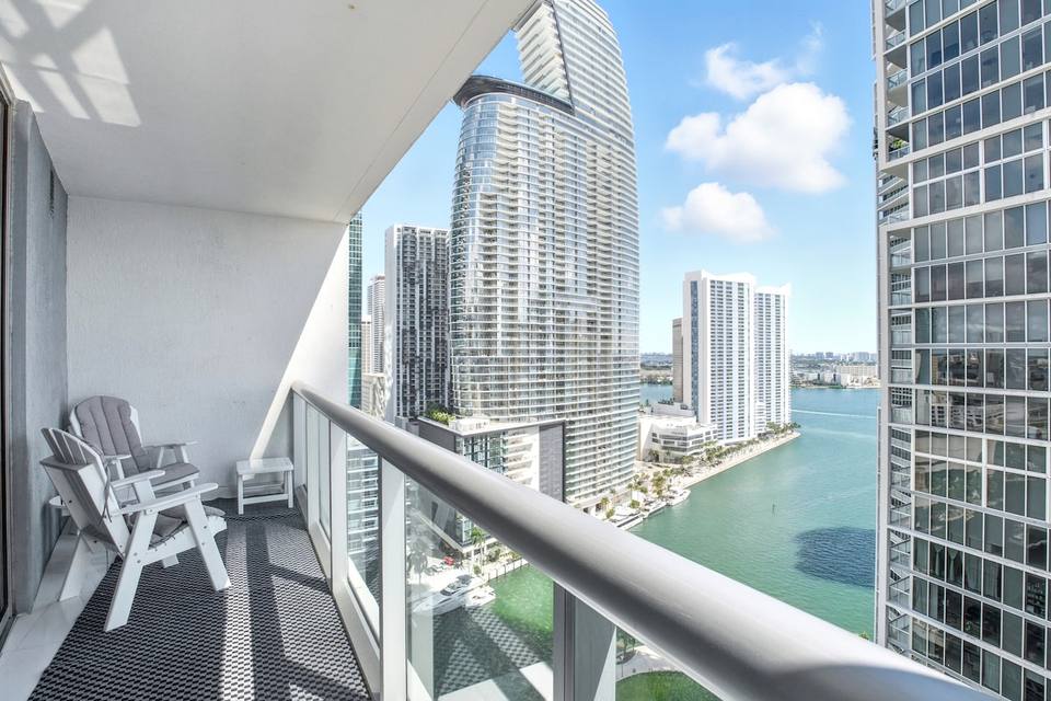 Balcón privado con vista al río y la bahía