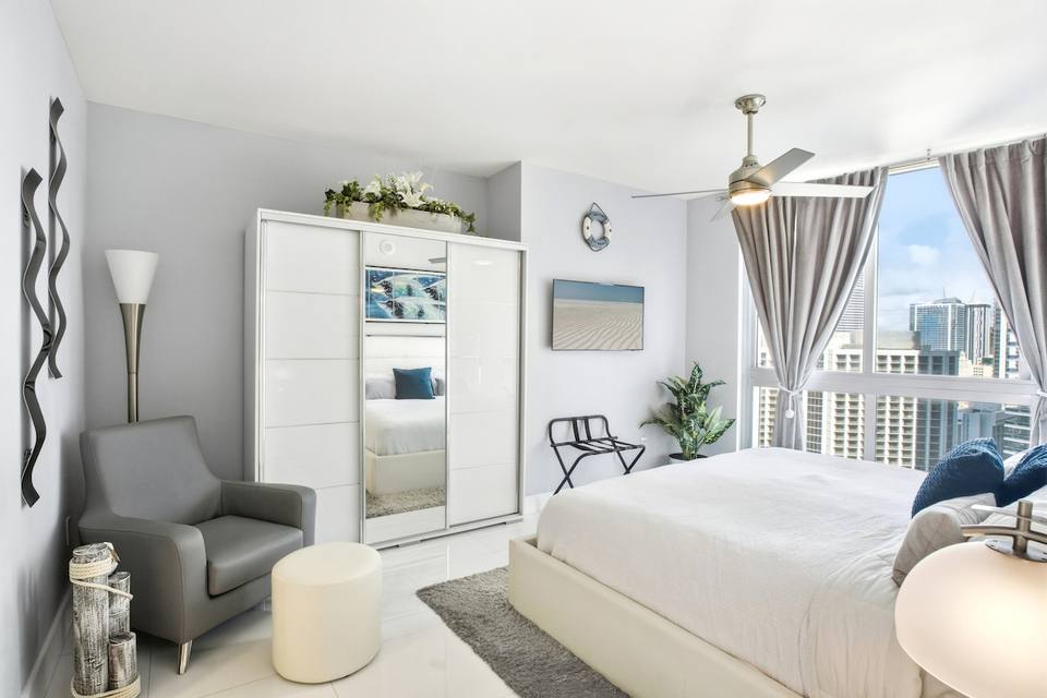 Dormitorio principal con cama King y vistas a la ciudad