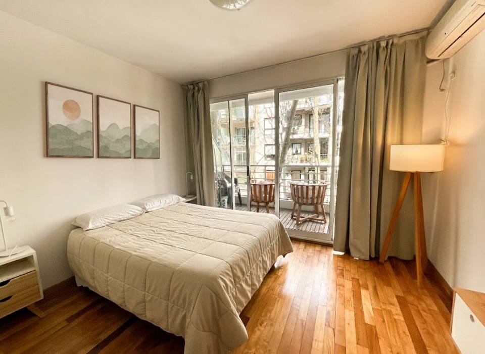 Dormitorio luminoso con cama matrimonial