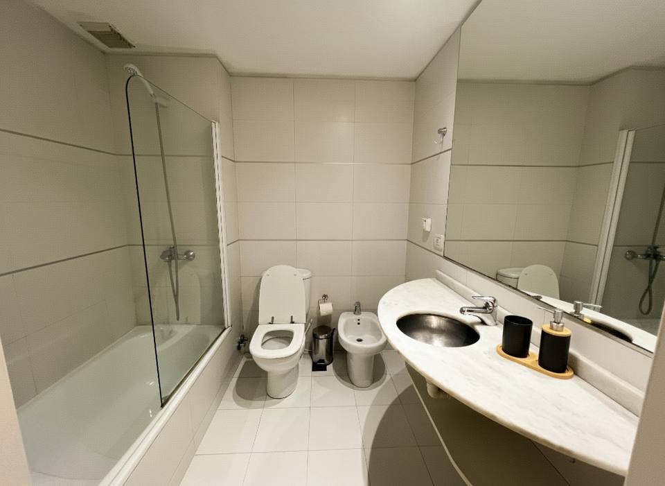 Baño moderno con bañera