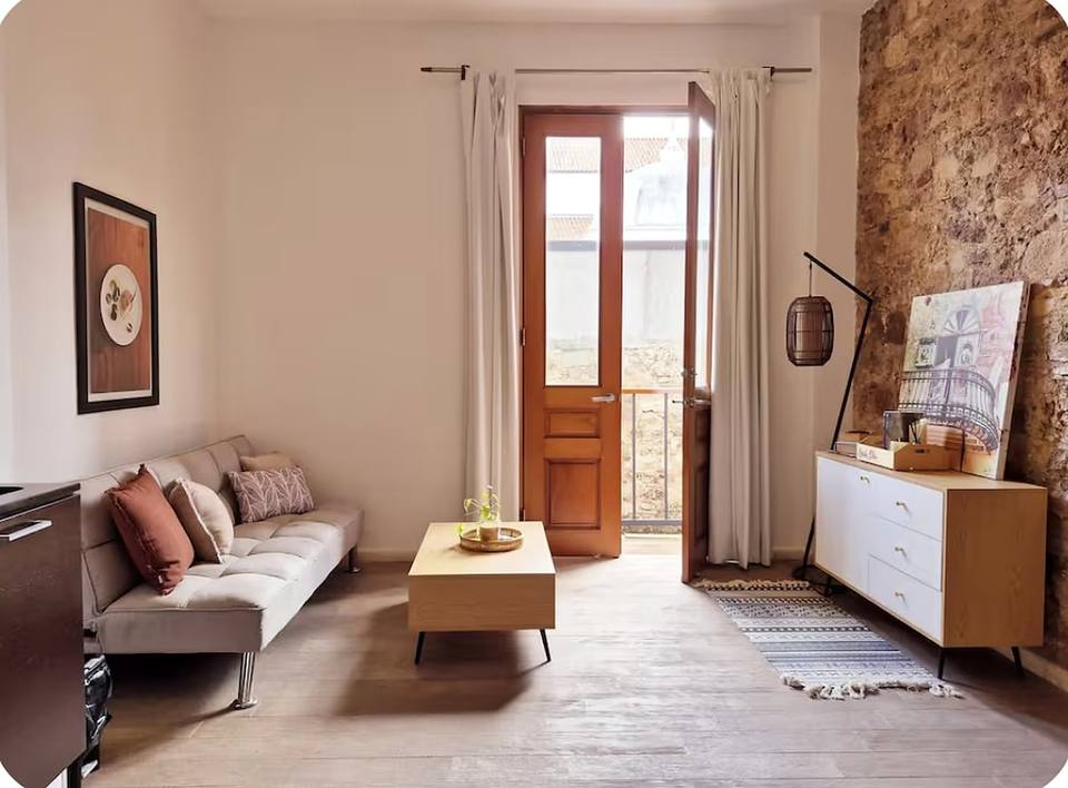 Espacioso living con mucha luz natural