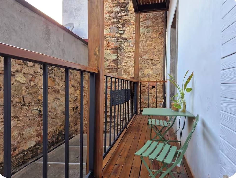 Balcón privado con vista al entorno histórico