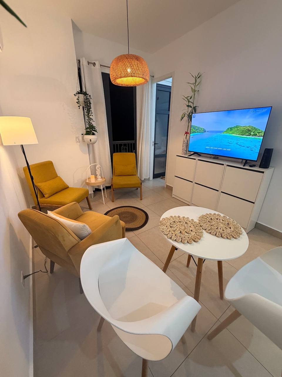 Living acogedor con diseño moderno
