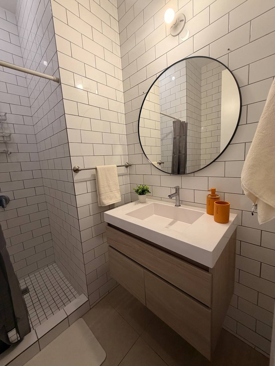Baño completo con acabados contemporáneos