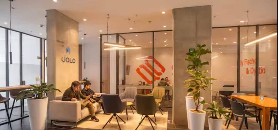 Lobby moderno con espacios para trabajar
