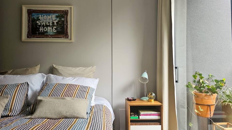 Cama queen con textiles de alta calidad