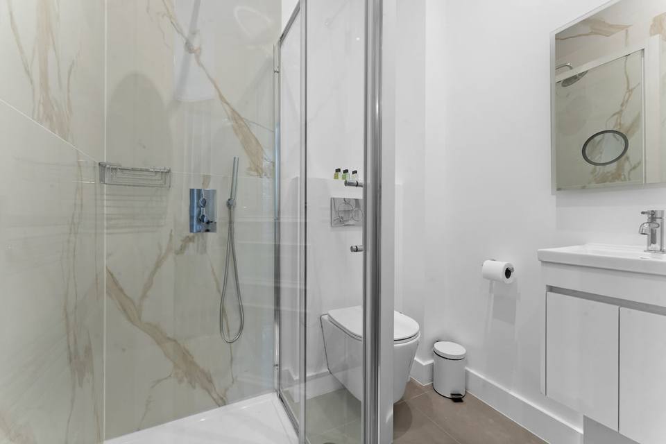 Baño moderno con acabados de calidad