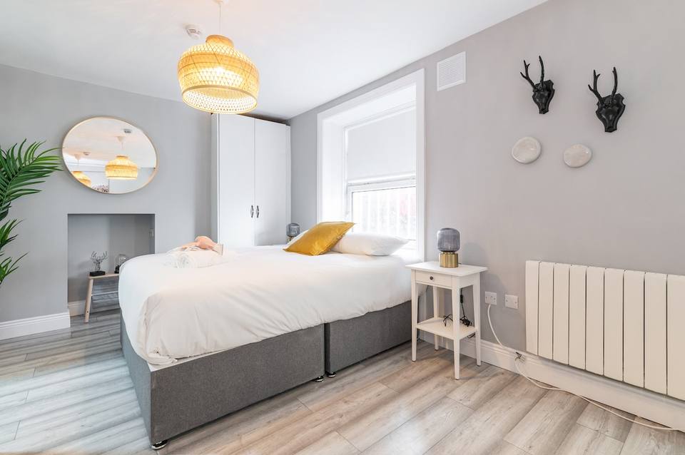 Cama doble confortable con detalles de diseño