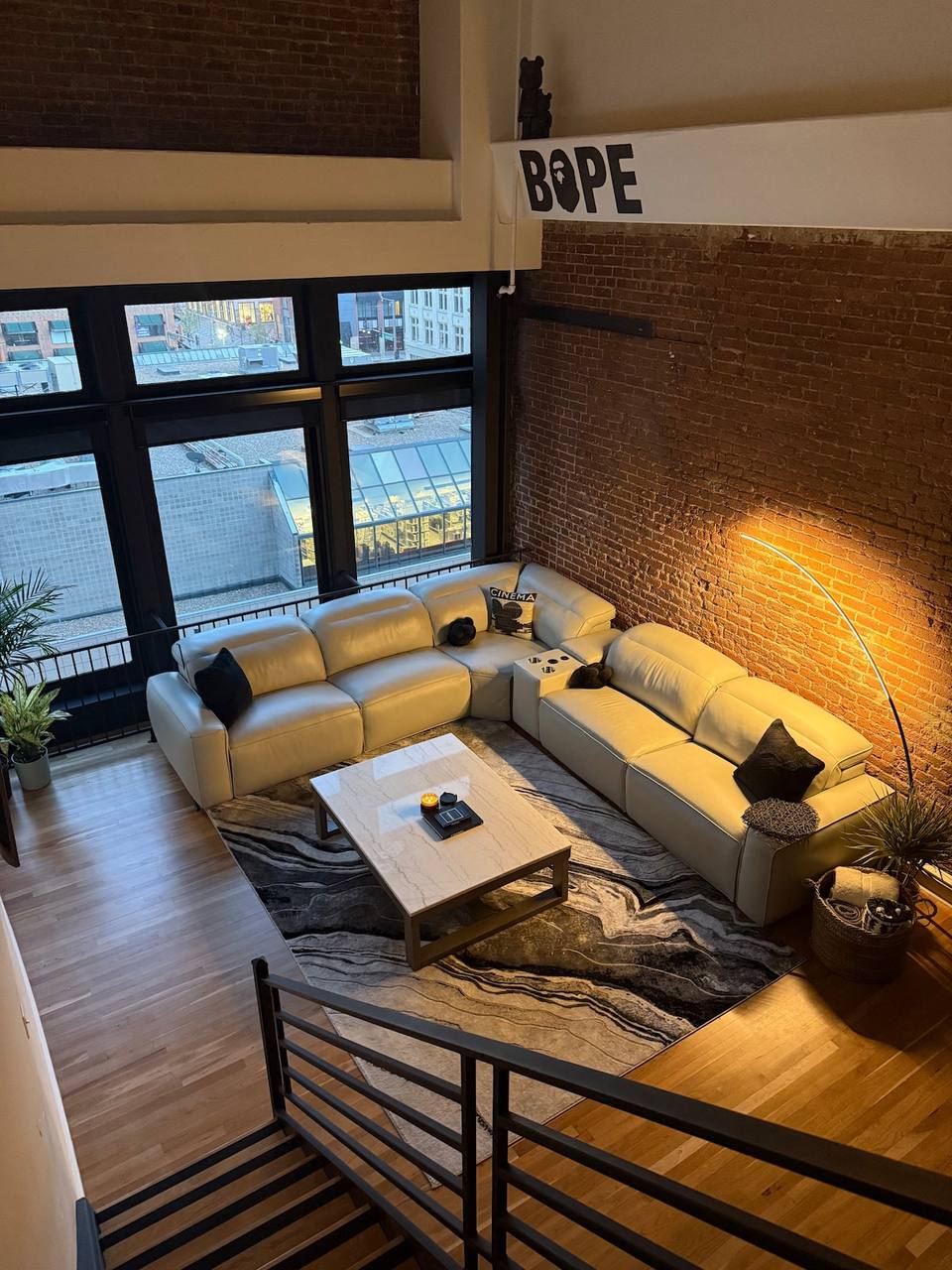 Amplio living con techos de doble altura y ventanales