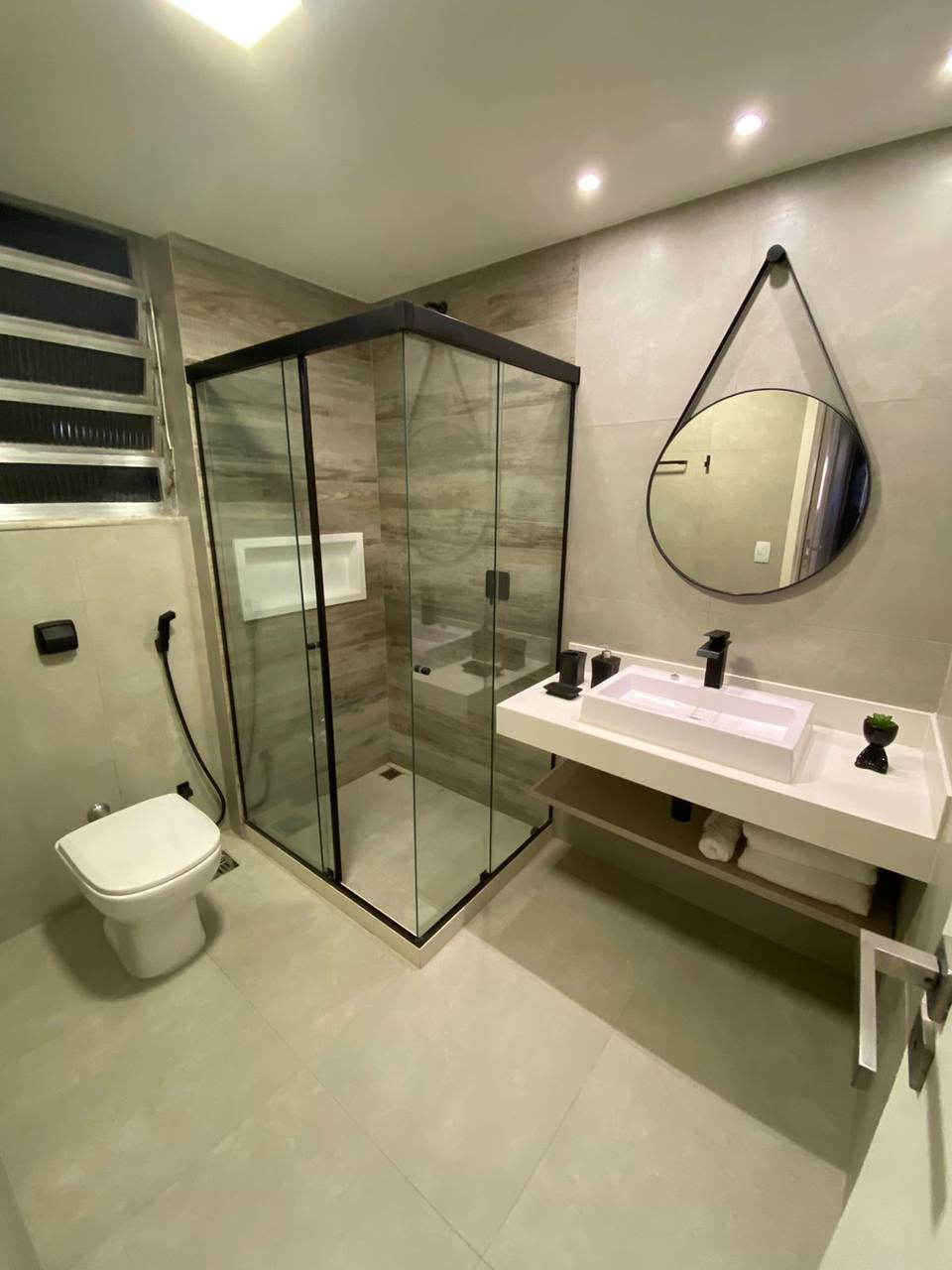 Baño principal con diseño contemporáneo