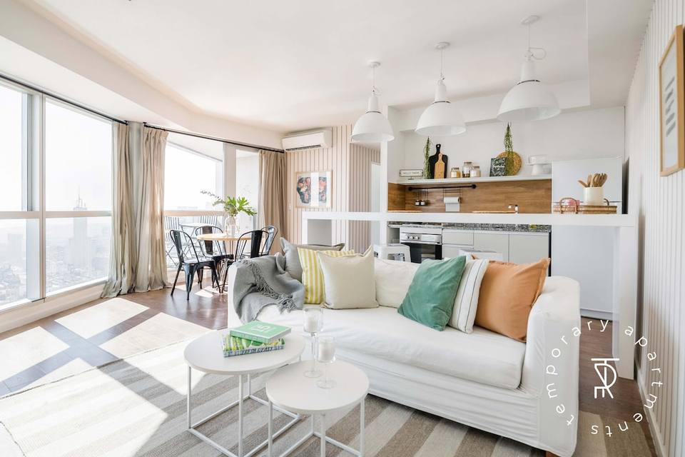 Living luminoso con diseño contemporáneo