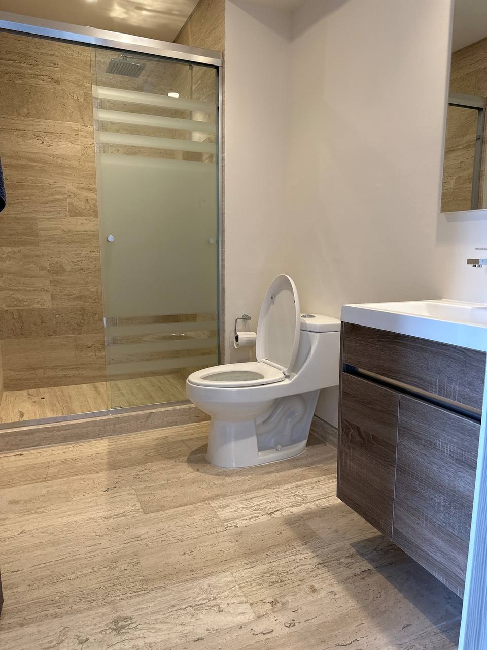 Baño moderno con acabados en piedra