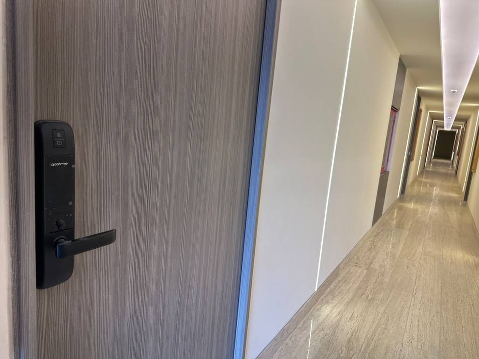 Pasillo de acceso y entrada con cerradura inteligente