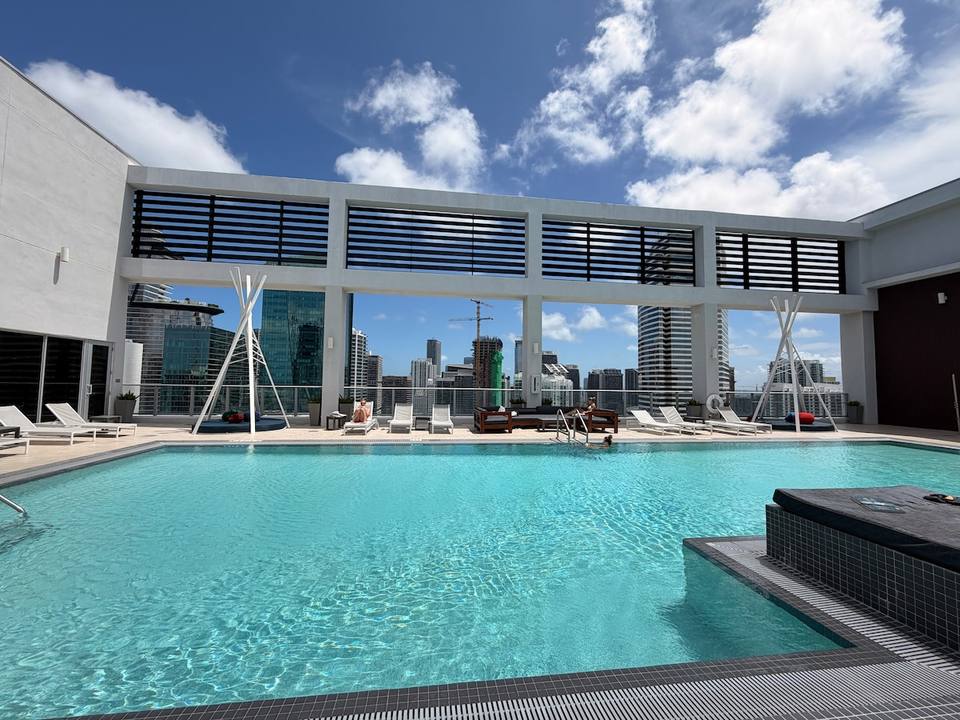 Espectacular piscina en la terraza del edificio