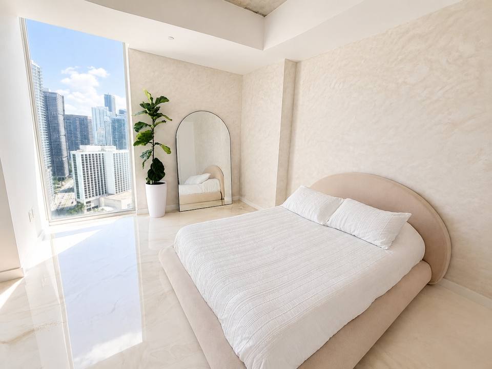 Dormitorio con cama Queen y vistas panorámicas