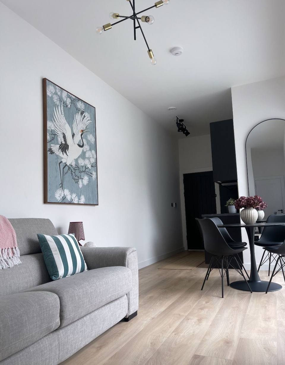 Living moderno y luminoso con diseño minimalista