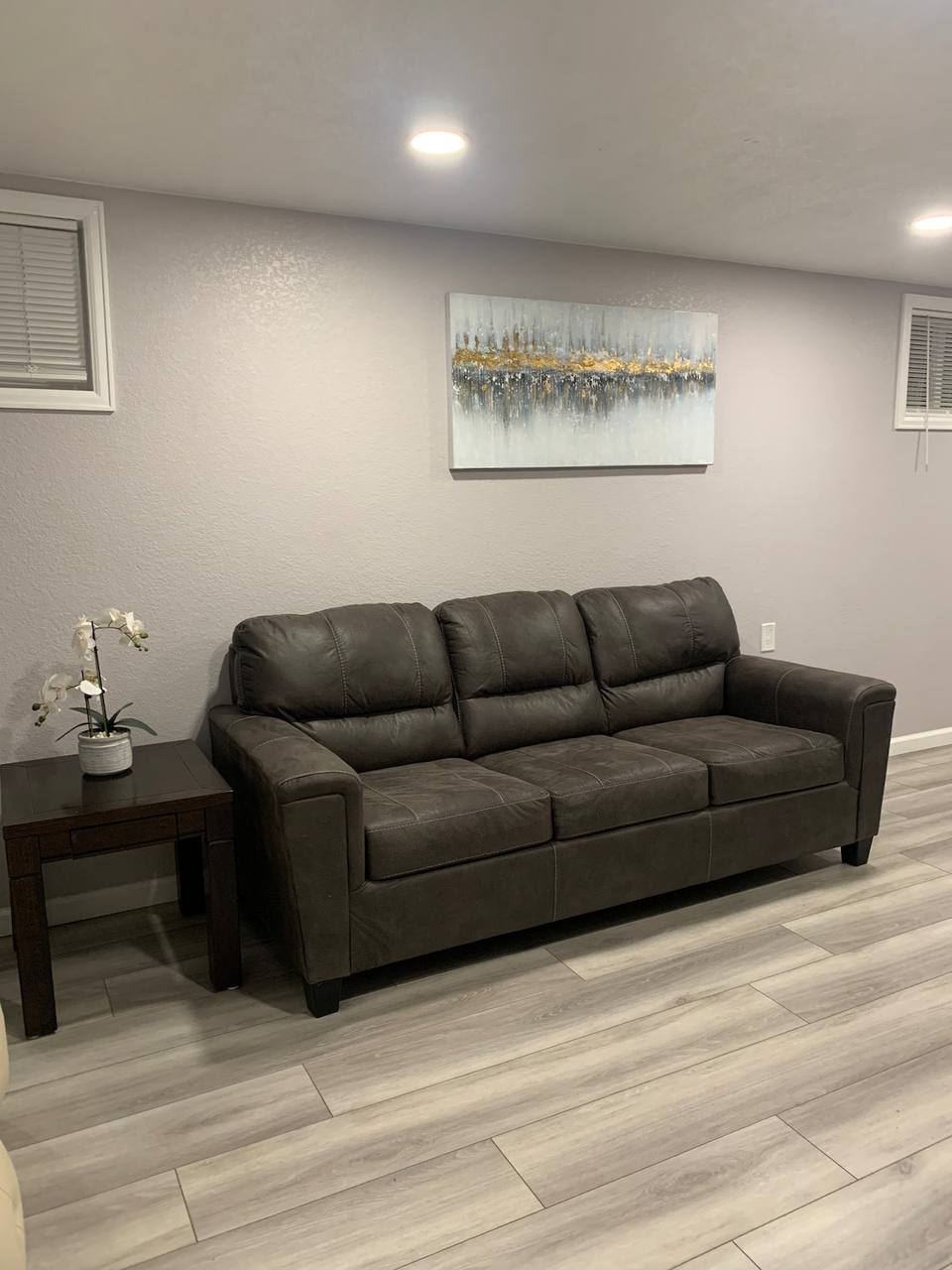 Área de estar con sillón confortable