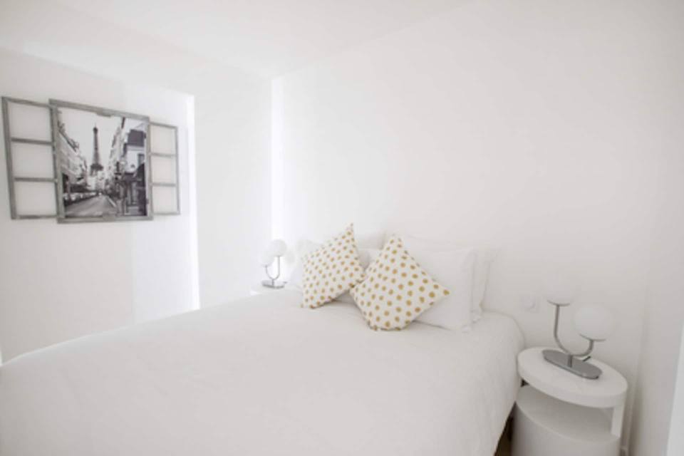 Dormitorio principal con cama matrimonial de 150cm