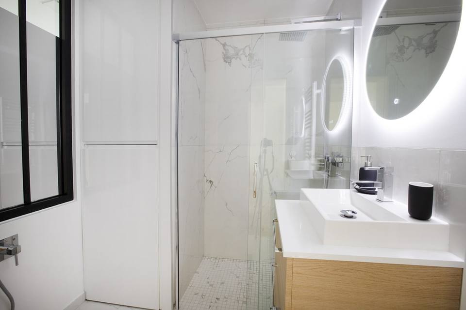 Baño renovado con ducha de diseño
