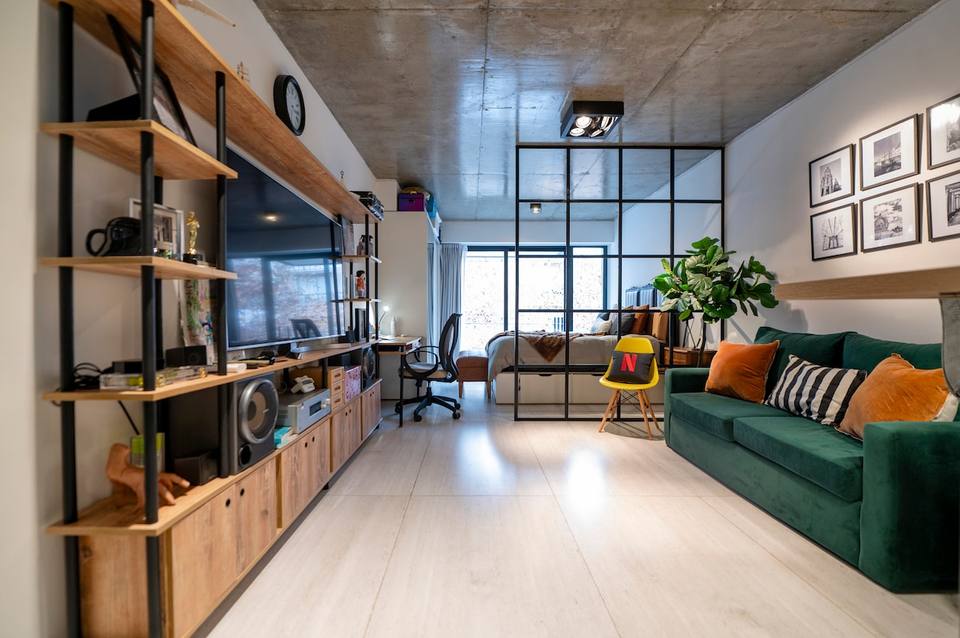 Espacio principal integrado con diseño industrial