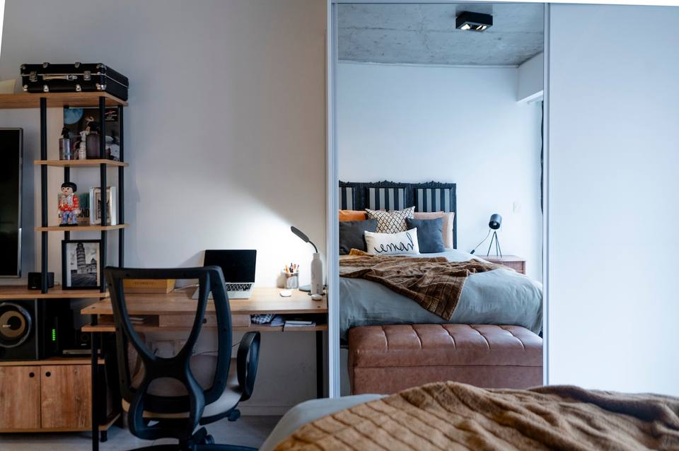 Cama Queen Size con detalles de categoría