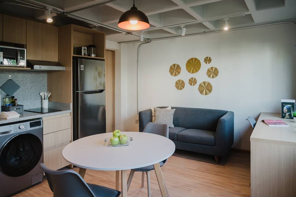 Espacio integrado con luz natural y diseño moderno
