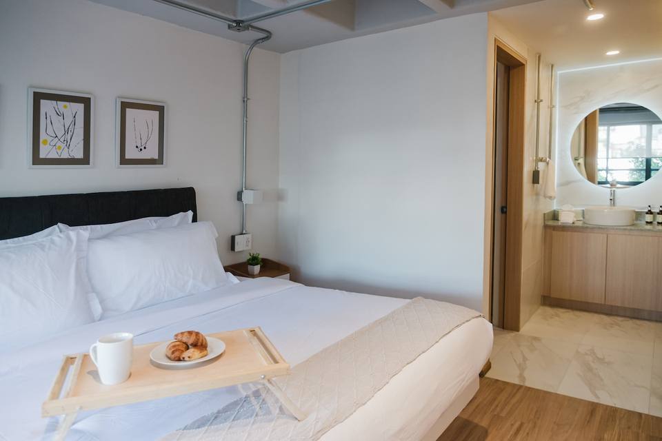 Dormitorio con cama king size y detalles de lujo