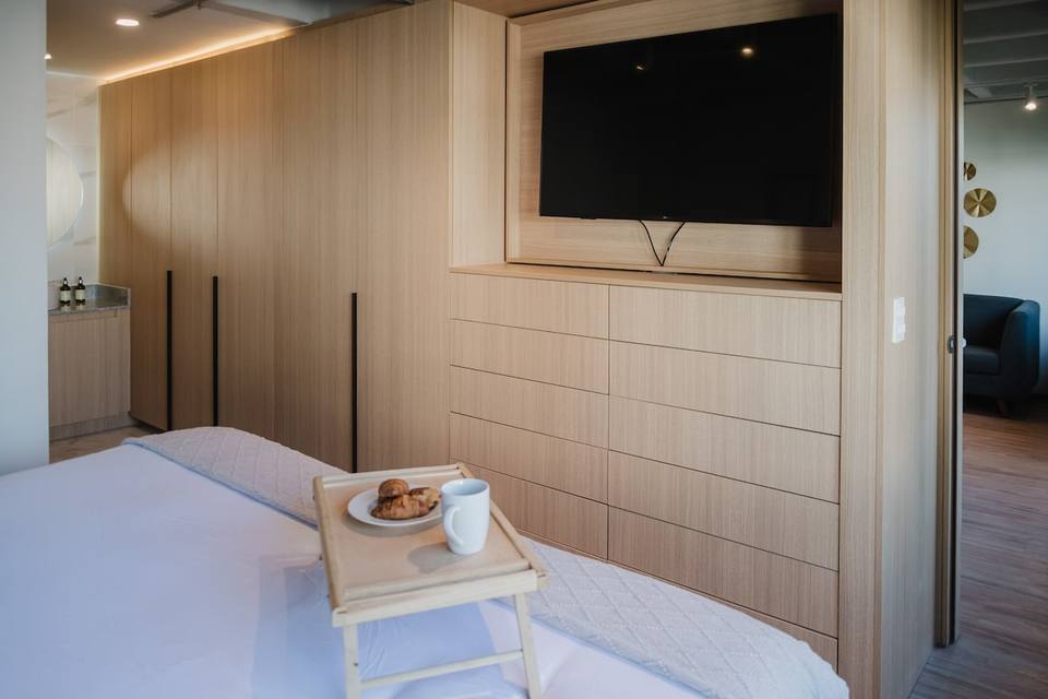 Vestidor amplio y Smart TV en el área de descanso