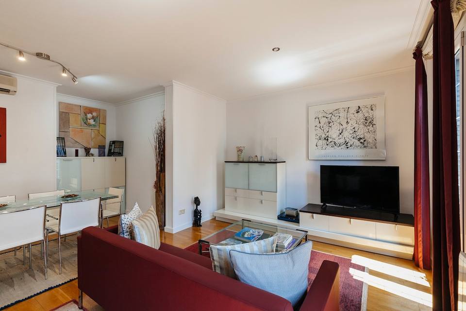 Modern, fully equipped kitchen