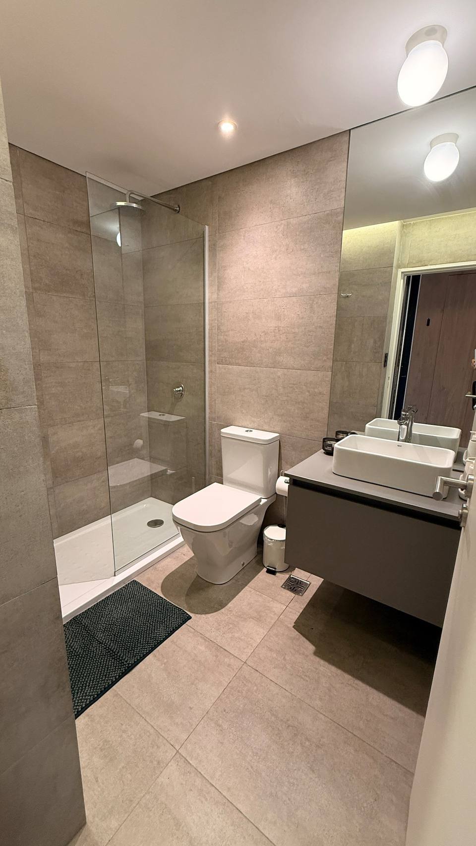 Baño moderno con acabados de calidad