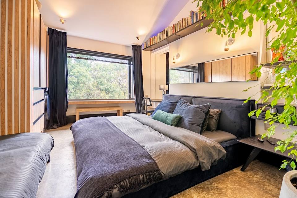 Habitación principal con cama King y vista exterior