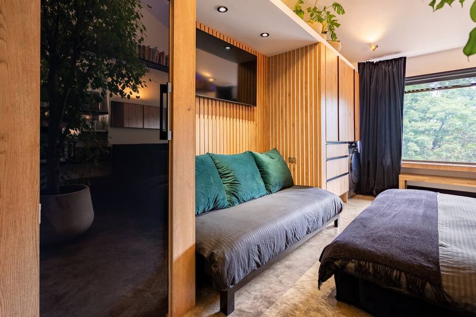 Sofá cama adicional y área social integrada