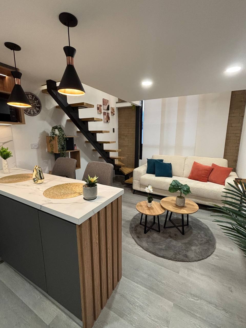 Living de diseño con detalles en madera