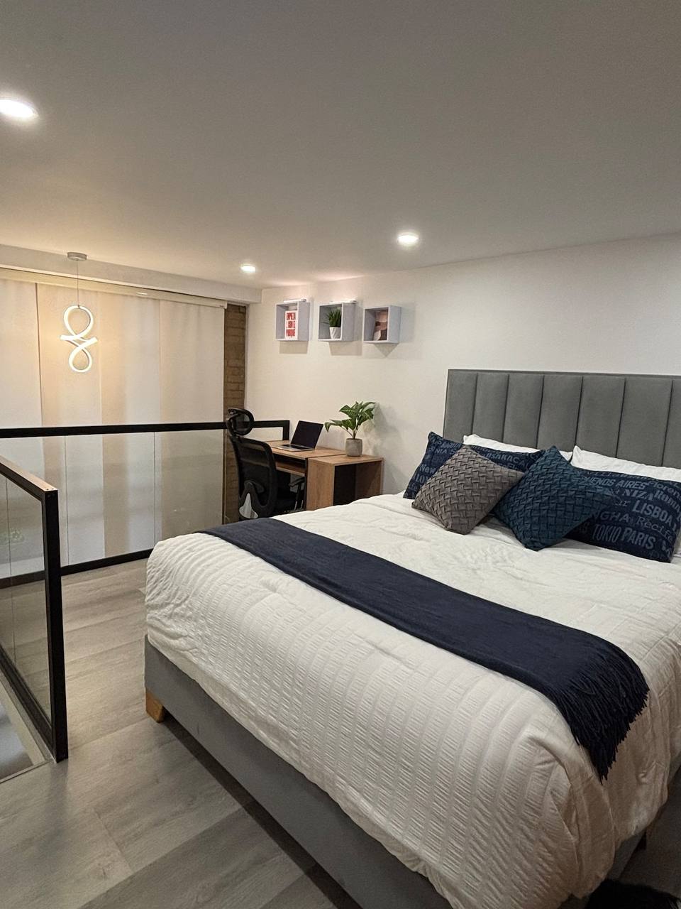 Dormitorio principal en el nivel superior