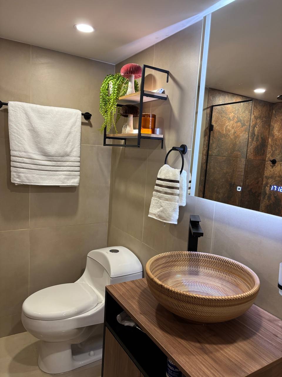 Baño moderno con lavabo artesanal