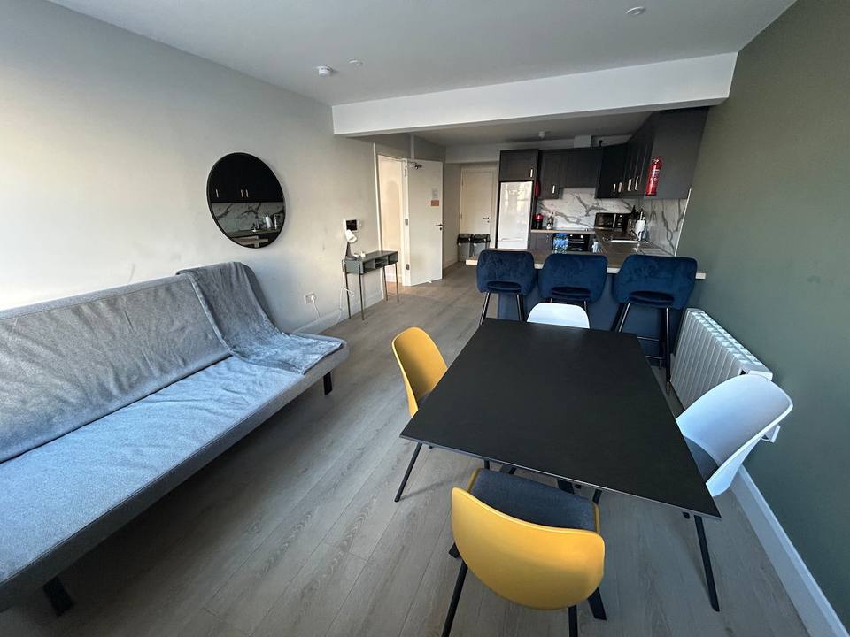 Amplio living comedor con diseño contemporáneo y mucha luz