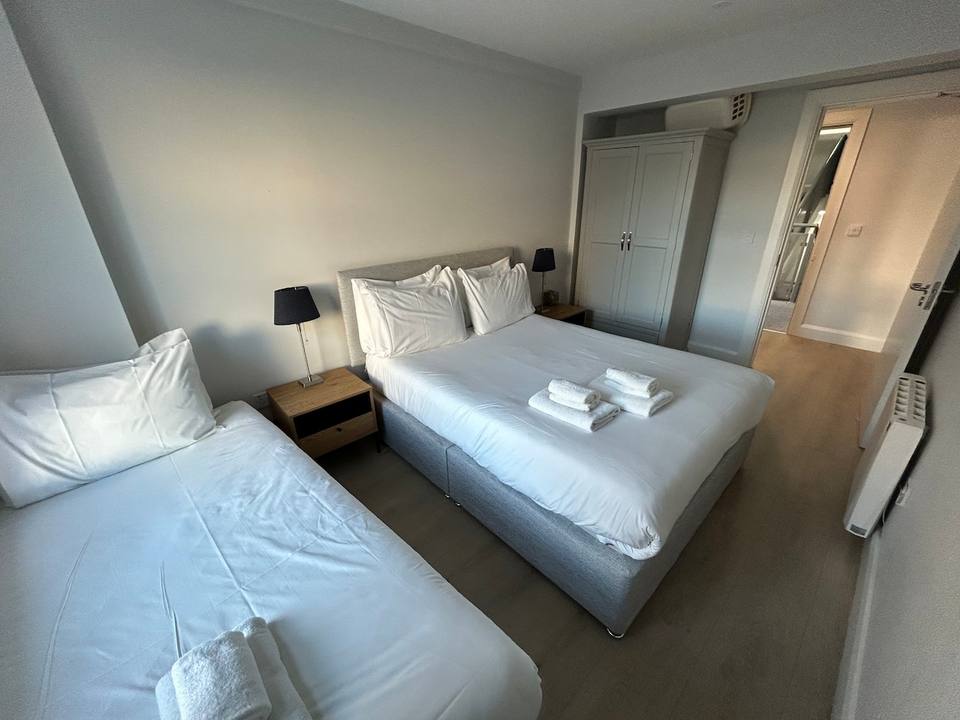 Dormitorio principal luminoso y confortable