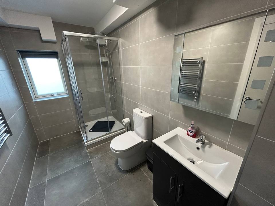 Baño moderno con ducha y terminaciones de calidad